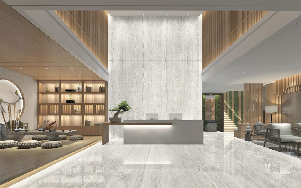 Traverten görünümlü Travertino White porselen ile kaplı modern lobi zemini ve resepsiyon arkası duvarı.