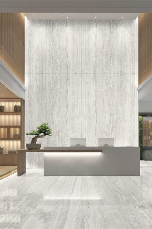 Traverten görünümlü Travertino White porselen ile kaplı modern lobi zemini ve resepsiyon arkası duvarı.