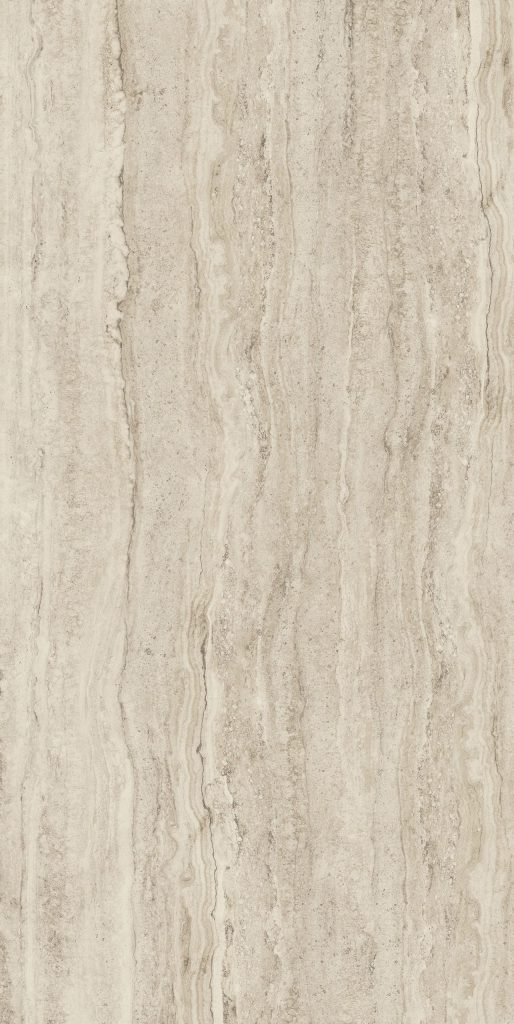 Bej tonlarında, dikey damarlı ve doğal traverten taşı dokusuna sahip Travertino Stone Beige porselen yüzey plakası.