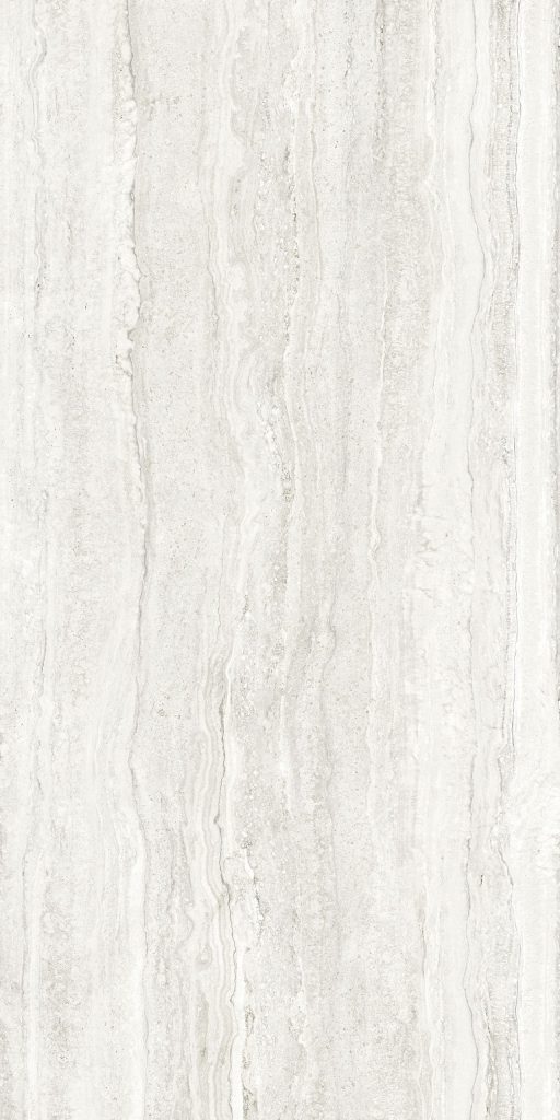 Açık gri ve bej dikey damarlı, doğal traverten görünümlü Travertino White porselen plaka yüzeyi.